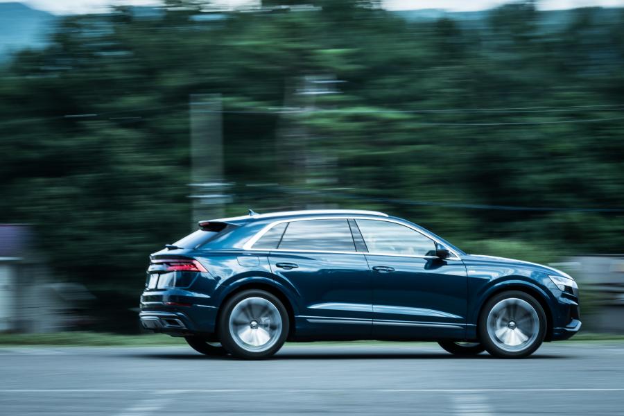  Audi Q8 55 TFSI Quattro S-Line 2019 года  (JP) (фото 30 из 37)